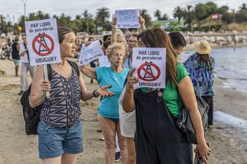Movilización contra la prospección sísmica en Uruguay, el 6 de enero. · Foto: Rodrigo Viera Amaral