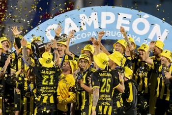 Jugadores de Peñarol, el 1º de febrero, tras consagrarse campeones de la Supercopa Uruguaya, en el estadio Centenario. · Foto: Rodrigo Viera Amaral