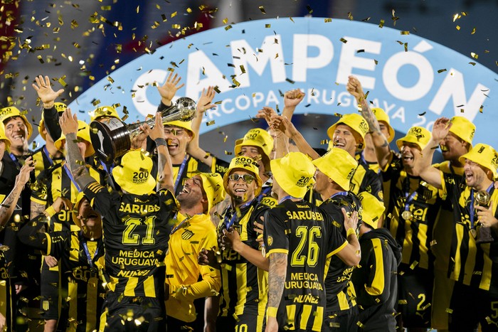 Jugadores de Peñarol, el 1º de febrero, tras consagrarse campeones de la Supercopa Uruguaya, en el estadio Centenario. · Foto: Rodrigo Viera Amaral