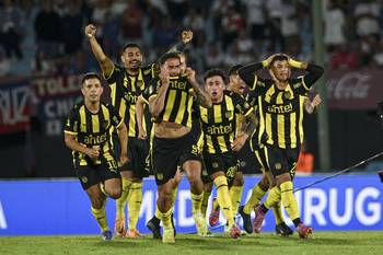 Jugadores de Peñarol, el 1º de febrero, tras consagrarse campeones, en el estadio Centenario. · Foto: Gianni Schiaffarino