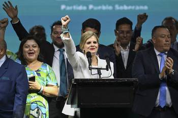 Laura Fernández, tras los resultados de las elecciones presidenciales, el 1º de febrero, en el hotel Aurola, en San José de Costa Rica. · Foto: Marvin Recinos / AFP