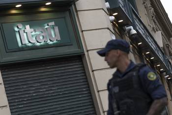 Foto principal del artículo 'La Policía descubrió un túnel para ingresar al banco Itaú de Ciudad Vieja' · Foto: Martin Hernández Müller