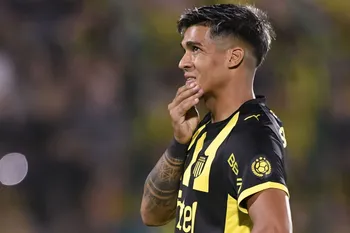 Matías Arezo, de Peñarol, durante el partido contra Central Español por la segunda fecha del Torneo Apertura, el 15 de febrero, en el estadio Domingo Burgueño, en Maldonado. · Foto: Fernando Morán, Agencia Gamba