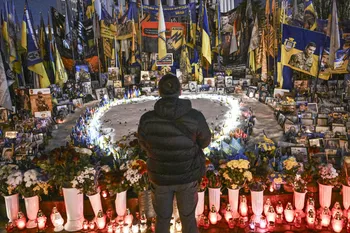 Ceremonia por el cuarto aniversario de la invasión rusa en Ucrania, el 24 de febrero, en la Plaza de la Independencia de Kiev. · Foto: Genya Savilov, AFP 