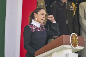 Claudia Sheinbaum durante la celebración del Día de la Bandera, en Ciudad de México, el 24 de febrero. · Foto: Yuri Cortez / AFP