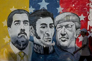 Mural de Nicolás Maduro, Simón Bolívar y Hugo  Chávez, el 26 de febrero, en San Fernando de Apure. · Foto: Federico Parra, AFP