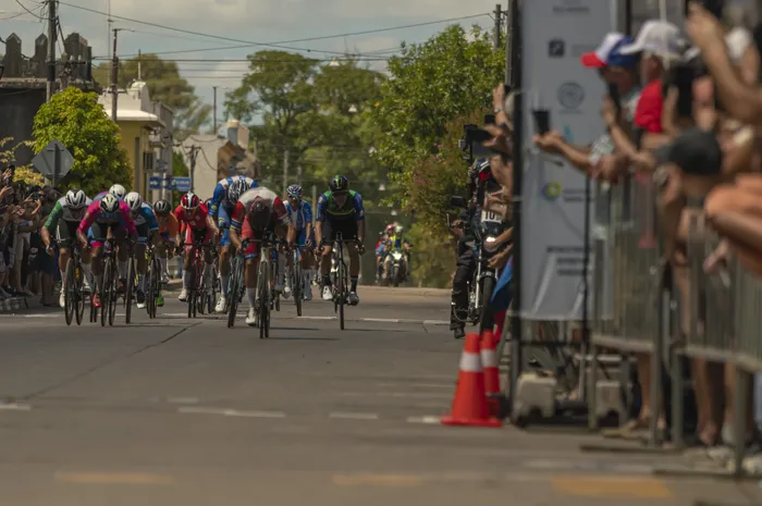 A la llegada de la tercera etapa, ayer, en Santa Lucía · Foto: Juan Manuel Alborés