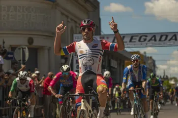 Leonel Rodríguez, del Club Náutico Boca del Cufré, el 18 de febrero, durante la 54ª edición de Rutas de América, en Santa Lucía. · Foto: Juan Manuel Alborés