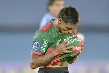 Fredy Martínez, de Boston River, tras convertir el gol a Racing, el 5 de marzo, en el estadio Centenario. · Foto: Fernando Morán, Agencia Gamba