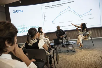 Presentaciones de datos de la conflictividad laboral en el primer año de gobierno por el Observatorio de Relaciones Laborales de la UCU, en la Universidad Católica, el 5 de marzo. · Foto: Inés Guimaraens