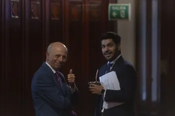Javier García y Andrés Ojeda, el 11 de marzo, en la Cámara de Senadores. · Foto: Ernesto Ryan