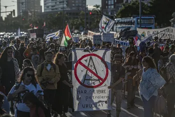 Movilización por el Día Internacional del Agua, el 22 de marzo, en la rambla de Montevideo. · Foto: Diego Vila
