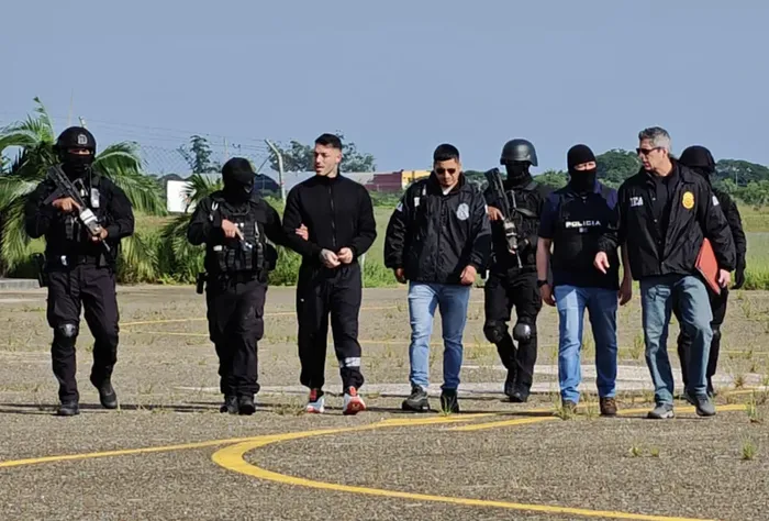 Traslado de Sebastián Marset por parte de efectivos de la Policia Boliviana y la DEA, en el aeropuerto Viru Viru de Santa Cruz, Bolivia. (Archivo, marzo de 2026)
Foto: Secretaría Nacional Antidrogas de Paraguay, AFP