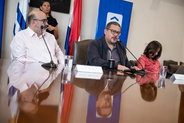 Director de Desarrollo Ambiental Leonardo Herou, participa en la presentación de avances en el monitoreo de calidad de agua de playas de Montevideo, 20 de marzo de 2026 · Foto: Intendencia de Montevideo