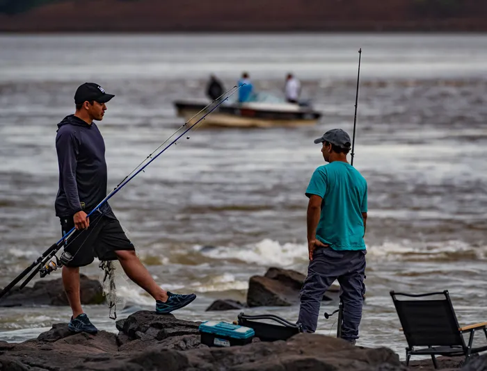 Pescadores en el río Uruguay. · Foto: Ariel Volpi