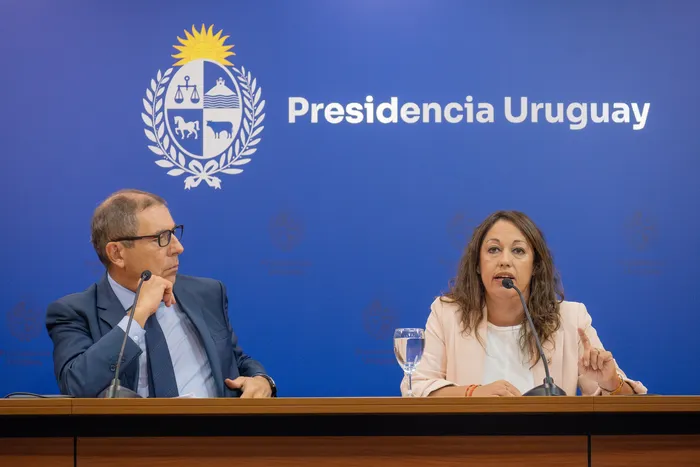 Gabriel Oddone y Fernanda Cardona durante la conferencia de prensa en Torre ejecutiva, el 27 de marzo. · Foto: Martin Hernández Müller