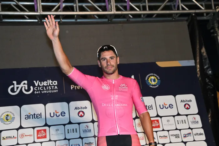 Leonel Rodríguez, de Club Náutico y de Pesca Boca de Cufré. Malla Premio Regularidad, en el podio de la Etapa 7 de la 81ª Vuelta Ciclista del Uruguay el 1 de abril de 2026, en el Lago Merín · Foto: Guillermo Legaria, Agencia Gamba