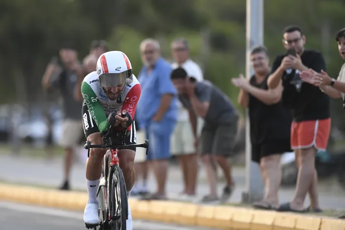 Lucas Gaday, durante la Etapa 7b Contrarreloj Individual sobre 19,4 km, de la 81ª Vuelta Ciclista del Uruguay, el 1º de abril, en el Lago Merín. · Foto: Sandro Pereyra, Agencia Gamba