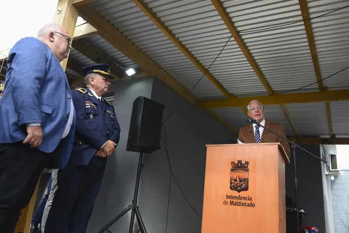 Miguel Abella, Víctor Trezza y Carlos Negro, el 17 de abril, durante la inauguración del nuevo destacamento policial en el barrio Kennedy. · Foto: Natalia Ayala