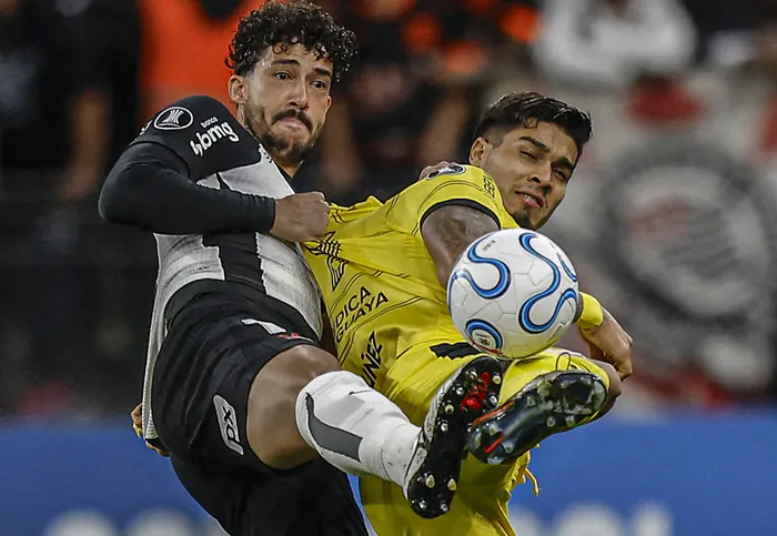 Gustavo Henrique, de Corinthians y Matías Arezo, de Peñarol, el 30 de abril, en el estadio Neo Química Arena de San Pablo, Brasil. · Foto: AFP