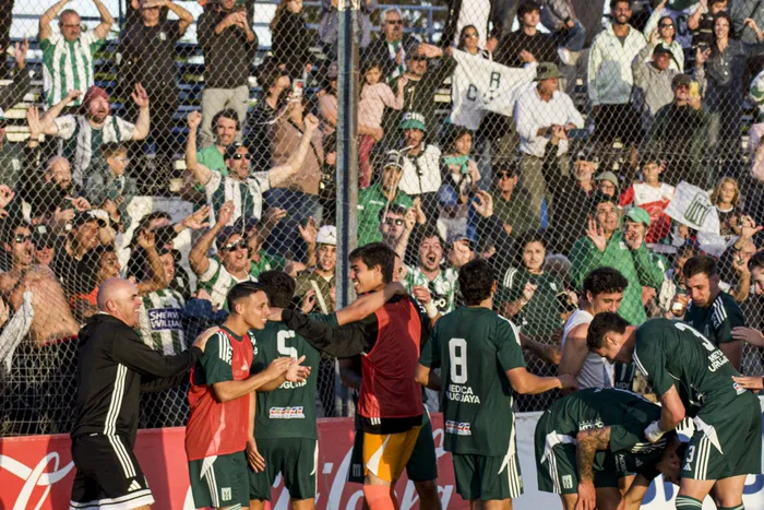 Jugadores de Racing, tras ganarle a Cerro Largo, el 26 de abril, en Melo. · Foto: Prensa Racing
