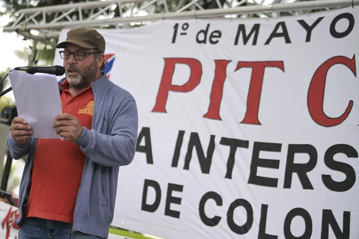 Gustavo Robatti, del Sunca, durante el acto por el Día Internacional de los Trabajadores, en Colonia del Sacramento. · Foto: Ignacio Dotti