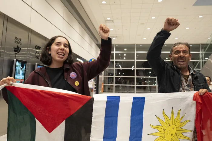 Daniela Lopes y Jorge Vignolo, el 3 de mayo, en el Aeropuerto Internacional de Carrasco. · Foto: Ernesto Ryan