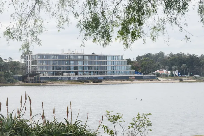 Obra del edificio Delamar Lofts, el 28 de mayo, en La Barra. · Foto: Natalia Ayala
