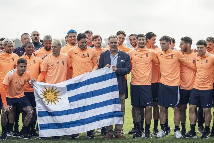 Yamandú Orsi junto con los jugadores de la selección, el 4 de junio, en el Complejo Celeste. · Foto: Ernesto Ryan