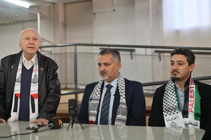 Ahmad Asheish, Ahmad Alsweis y Luis Alonso, el 16 de junio, en la tienda Alaskala de la ciudad de Salto. · Foto: Ariel Volpi