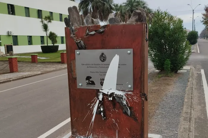 Placa de memoria, el 21 de junio, frente al Batallón de Infantería 11 de Lavalleja en Minas. Foto. Gentileza, Raúl Vernengo