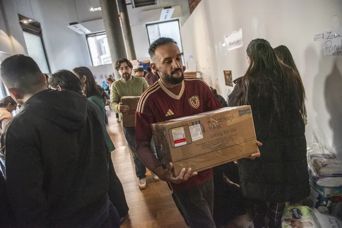 Jornada de acopio para damnificados en el Consulado de Venezuela en Uruguay, el 27 de junio. · Foto: Diego Vila