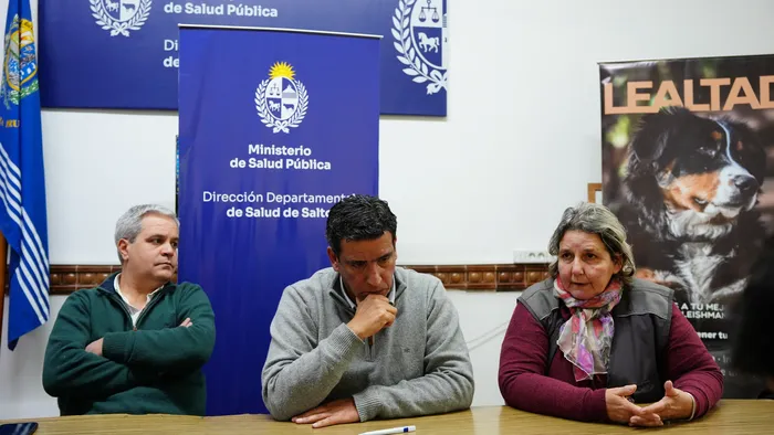 Carlos Silva, Luis Rodríguez y Gabriela Willat, el 6 de julio, en Salto. · Foto: Ariel Volpi