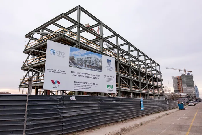 Obra del nuevo edificio de la Udelar, por calle Zorrilla, el 10 de julio · Foto: Santiago Fleitas