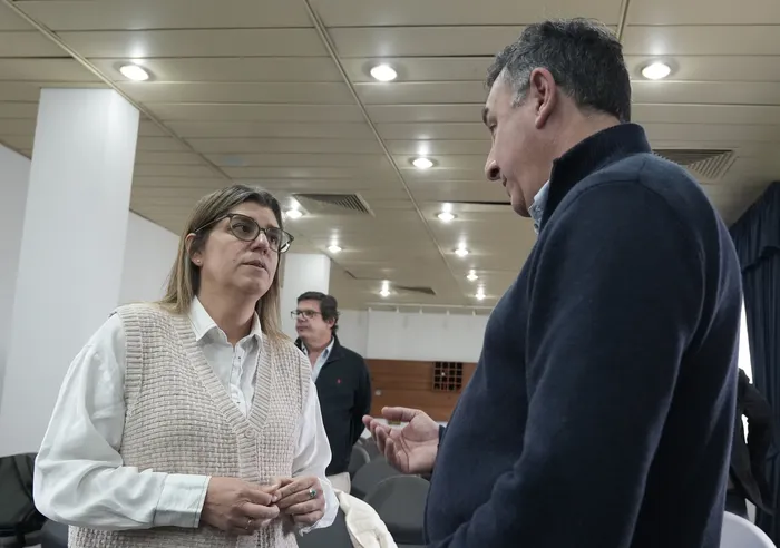 Tamara Paseyro y  Carlos Albisu, el 28 de julio, en la firma de convenios en la Junta Departamental de Salto. · Foto: Ariel Volpi