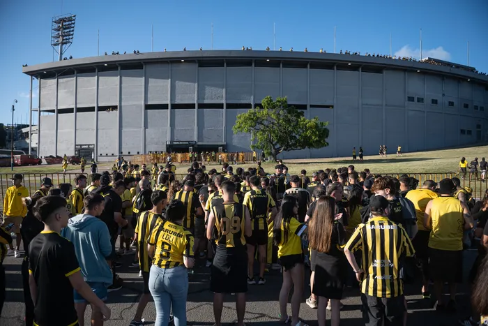 Hinchada de Peñarol en el estadio Centenario (archivo, febrero de 2026). · Foto: Gianni Schiaffarino