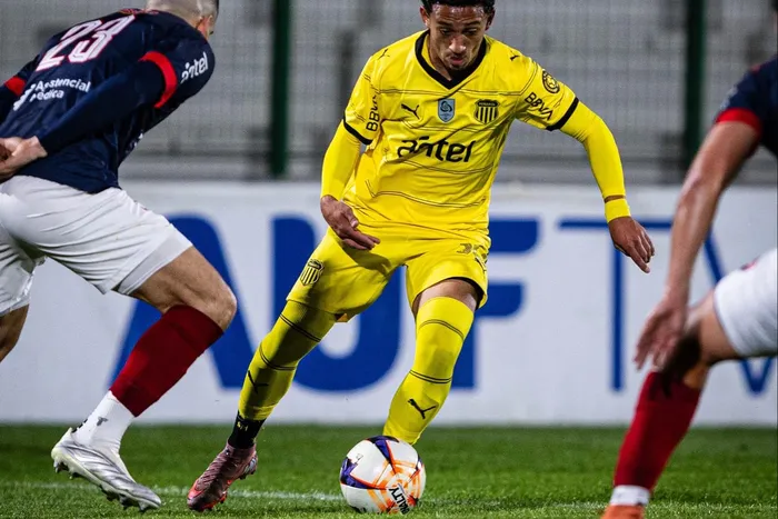 Luis Angulo, de Peñarol, el 2 de setiembre, en el partido contra Atenas por la Copa AUF Uruguay, en el estadio Domingo Burgueño. Foto: Club Atlético Peñarol