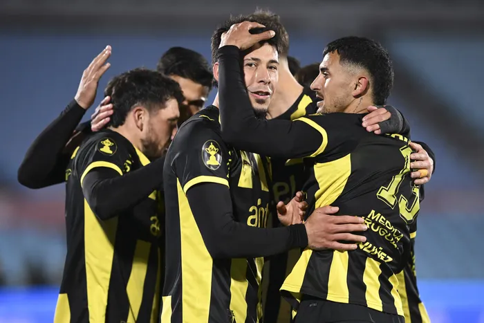 Jugadores de Peñarol festejan tras convertir el segundo gol a Albion, el 13 de setiembre, en el estadio Centenario. · Foto: Sandro Pereyra, Agencia Gamba