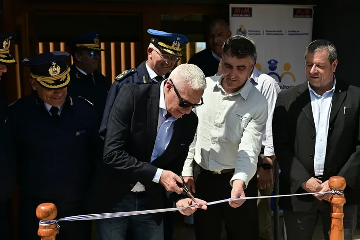 Carlos Negro y Andrés Lima durante la inauguración de la Seccional 7ª de Policía, el 17 de setiembre, en Villa Constitución, Salto. · Foto: Ariel Volpi
