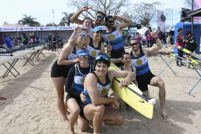 Ynela Aires, Lucía Arrieta, Romina Cetraro, Luciano García, Leandro Rodas, Marcos Sarraute, Tatiana Seijas, Martín Zócalo y Zoe Acosta en la final del ocho remos largos con timonel mixto, el 18 de setiembre en la laguna Setúbal, en Santa Fe. · Foto: Sandro Pereyra, Agencia Gamba
