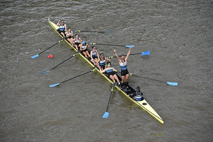 Ynela Aires, Lucía Arrieta, Romina Cetraro, Luciano García, Leandro Rodas, Marcos Sarraute, Tatiana Seijas, Martín Zócalo y Zoe Acosta en la final del ocho remos largos con timonel mixto, el 18 de setiembre en la laguna Setúbal, en Santa Fe. · Foto: Sandro Pereyra, Agencia Gamba