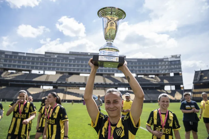 Jugadoras de Peñarol, durante los festejos, el 20 de setiembre, en el estadio Campeón del Siglo. · Foto: Ernesto Ryan