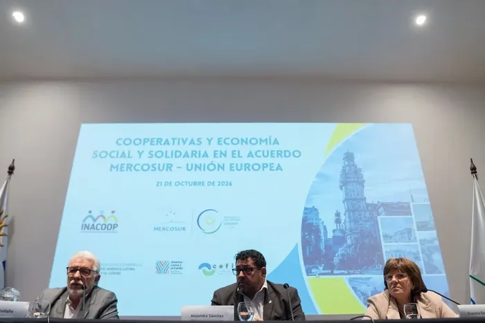 Hugo Montaño, Alejandro Sánchez y Graciela Fernández, el 21 de octubre, en el anexo de Torre Ejecutiva. Foto: gentileza Inacoop