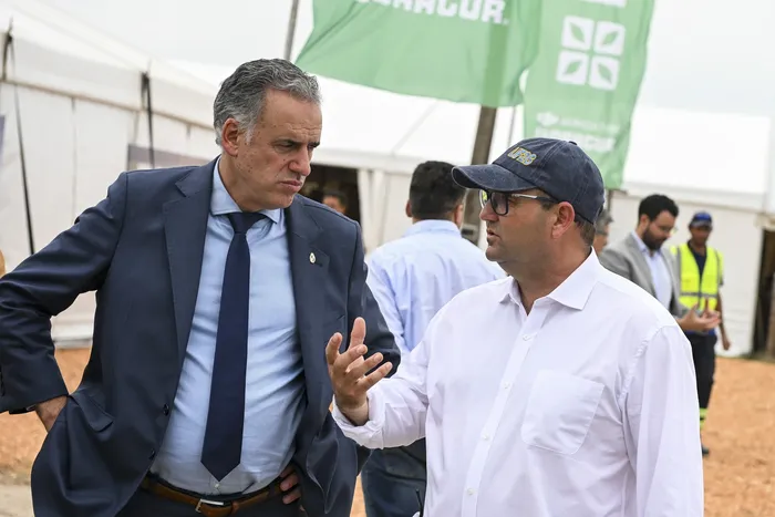 Yamandú Orsi y el empresario Juan Pedro Raffo, en Uruforest, en Juan Lacaze. · Foto: Ignacio Dotti