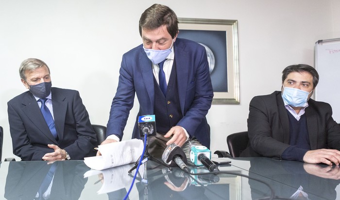 Sebastián Bauzá, Ignacio Alonso y Gastón Tealdi, ayer, en la Asociación Uruguaya de Fútbol. · Foto: .