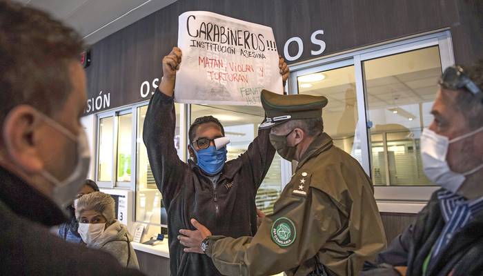 Un activista es registrado durante una protesta, en el Hospital Del Carmen, ayer, en Santiago de Chile. · Foto: Martín Bernetti, AFP