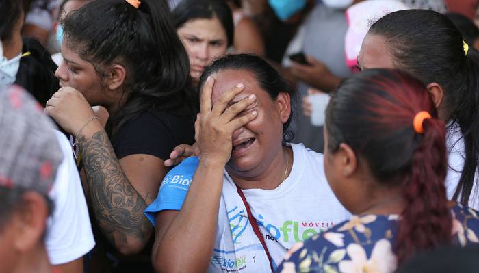 Familiares de los reclusos esperan información frente a la prisión de Puraquequara, donde los presos se rebelaron para exigir mejores condiciones de reclusión, el 2 de mayo, en Manaos, estado de Amazona, Brasil.
 · Foto: Michael Dantas, AFP