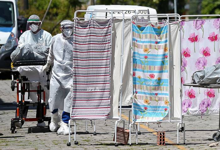 El cadáver de una víctima de coronavirus es trasladado a un área refrigerada del Hospital Joao Lucio en Manaus, estado de Amazonas, Brasil. · Foto: Michael Dantas, AFP