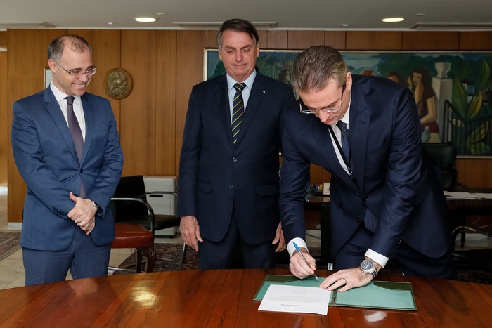 Jair Bolsonaro, durante la toma de posesión de Rolando Alexandre de Souza (d) como director general de la Policía Federal, ayer, en Brasilia.
 · Foto: Isac Nobrega, Presidencia de Brasil
