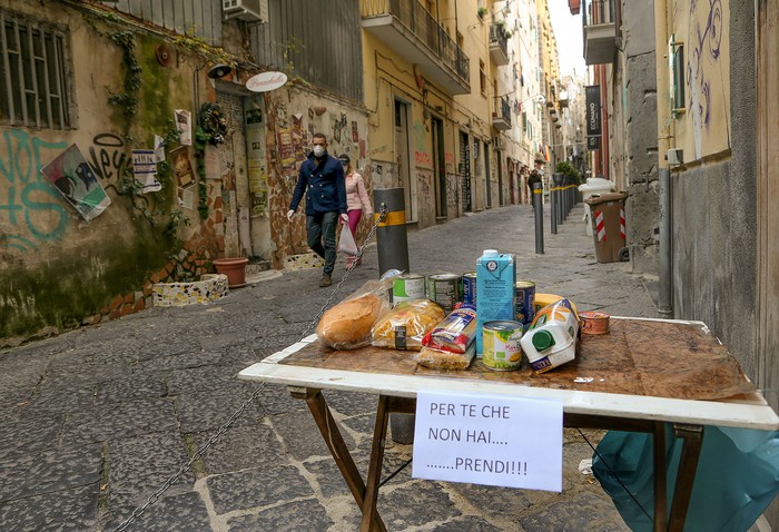 Mesa solidaria en una de las calles del centro histórico de Nápoles.
 · Foto: Carlo Hermann, AFP